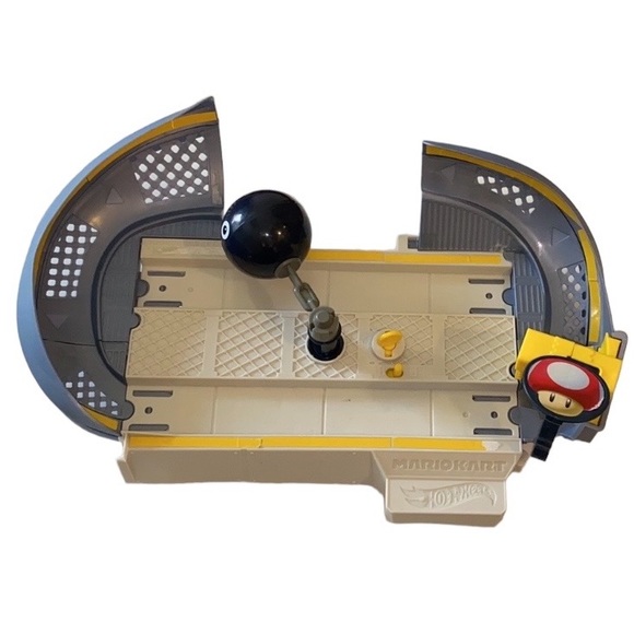 Hot Wheels Mario Kart Chain Chomp Track Set. - Picture 5 of 14